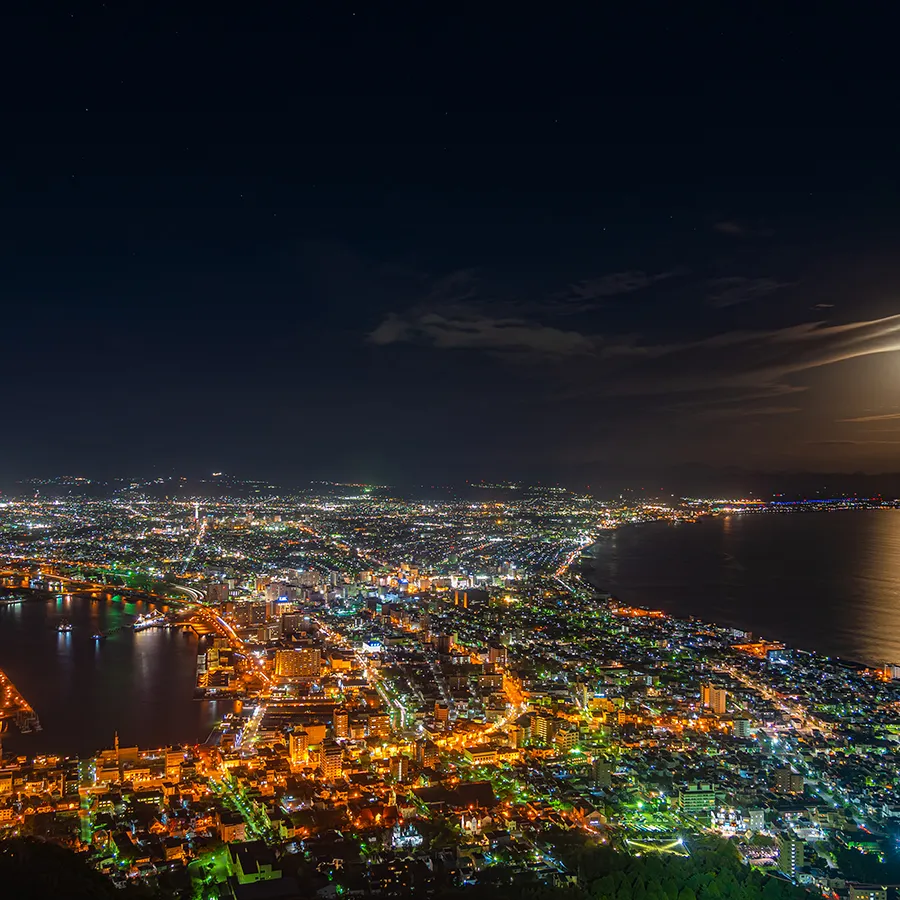hakodate-city-night-view-from-mt-hakodate-observatory-big-bright-moon-light-reflection-sea